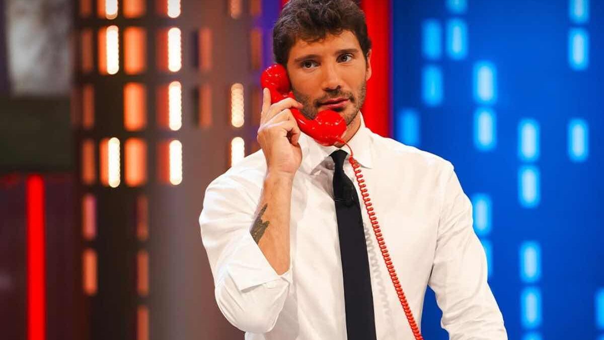 Stefano De Martino annuncia Affari Tuoi in prima serata: quando andrà in onda e chi saranno gli ospiti