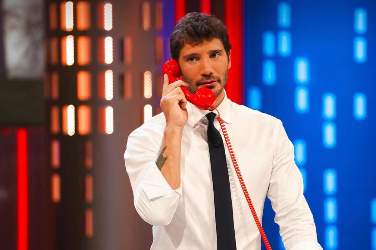 Stefano De Martino annuncia Affari Tuoi in prima serata: quando andrà in onda e chi saranno gli ospiti