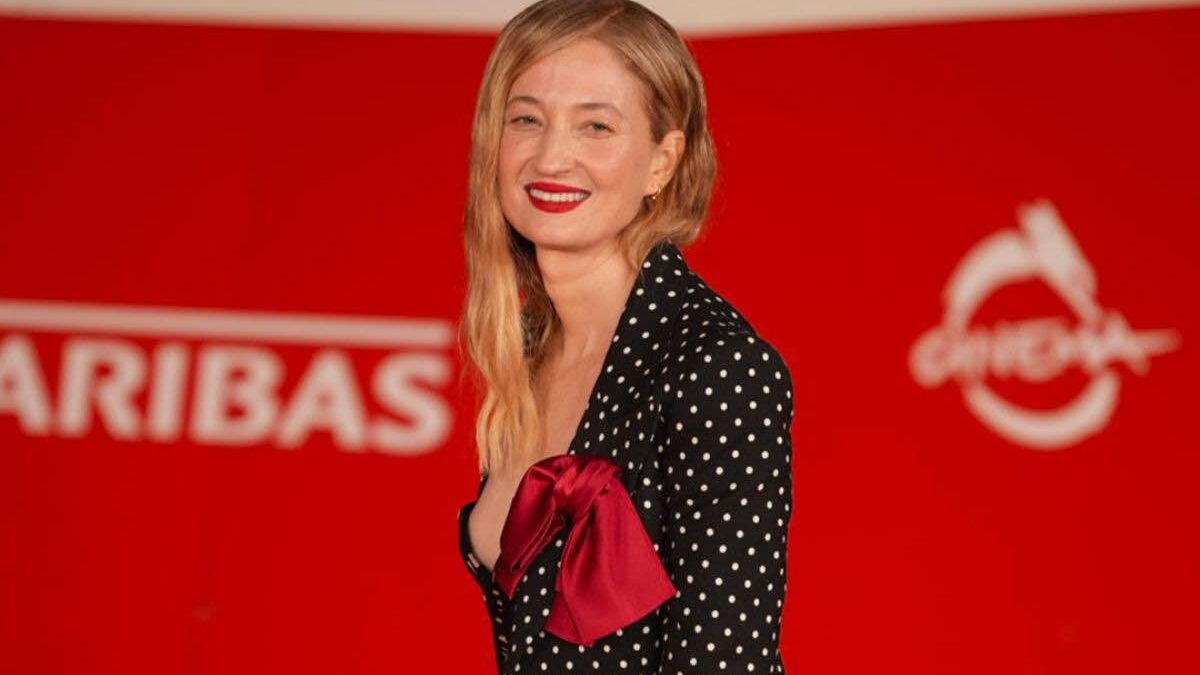 A Cannes 2025 Alba Rohrwacher brilla con il suo abito Chanel: incantevole