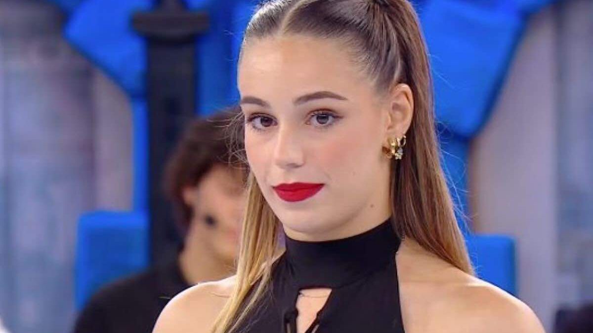 “I miei hanno chiesto prestiti per i miei vestiti, ci sono stati momenti bui”: Alessia, commossa, racconta la sua vita privata durante la finale di Amici