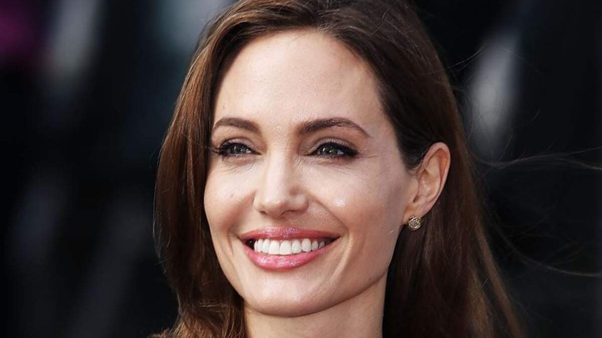 Angelina Jolie incanta Cannes: abito bianco e look minimal. L’attrice è una dea