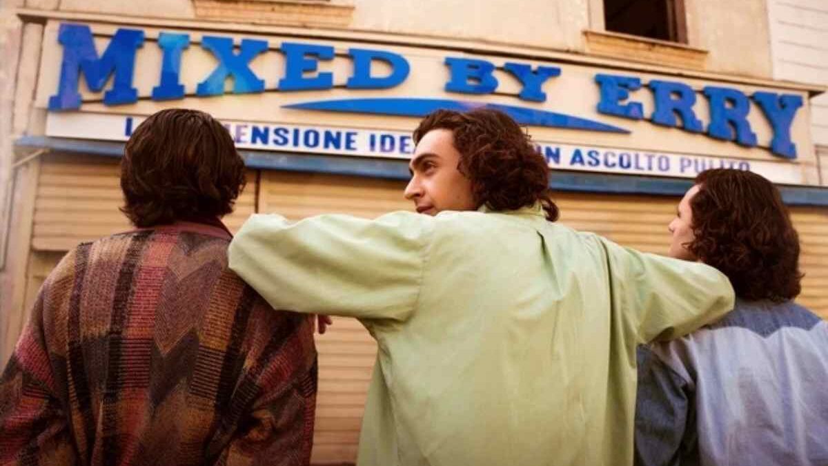 Mixed By Erry stasera in onda: 5 curiosità, cosa fanno oggi i protagonisti, la storia vera