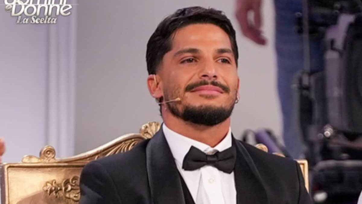 Uomini e Donne, Cristina cade al centro dello studio: la reazione di Gianmarco