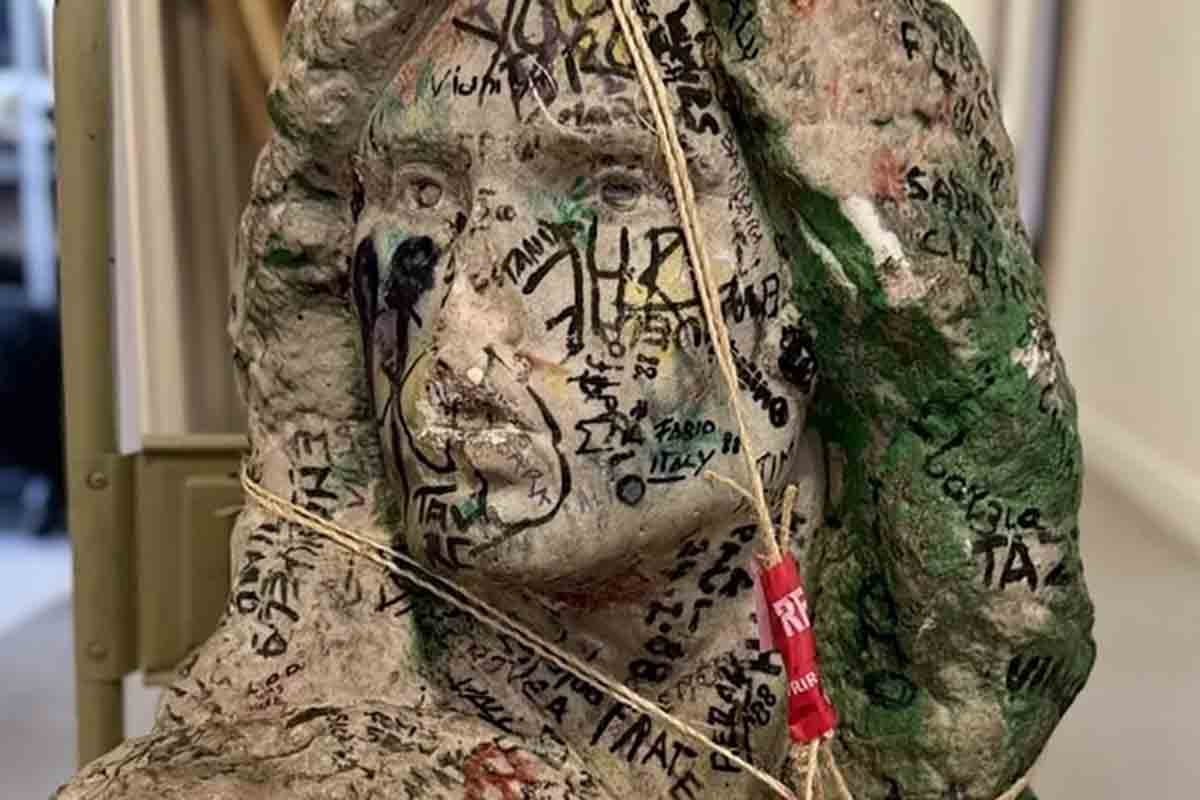 Il busto funerario di Jim Morrison ricompare 37 anni dopo: i fan dei The Doors fanno festa