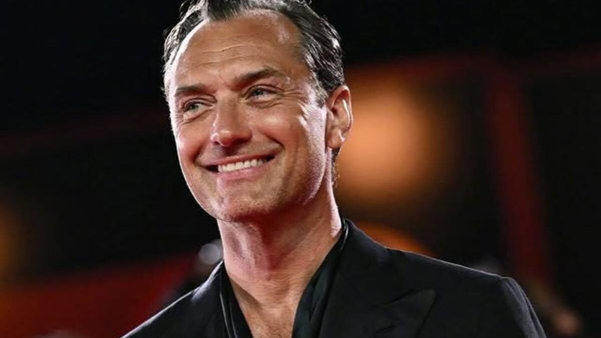 Jude Law, il figlio (modello) è la sua fotocopia: le foto del ventottenne
