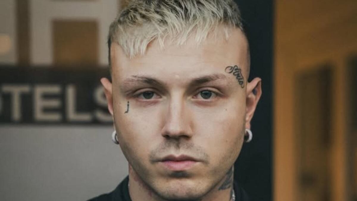 Lazza: età, studi, dove vive, canzoni. Tutto sul rapper