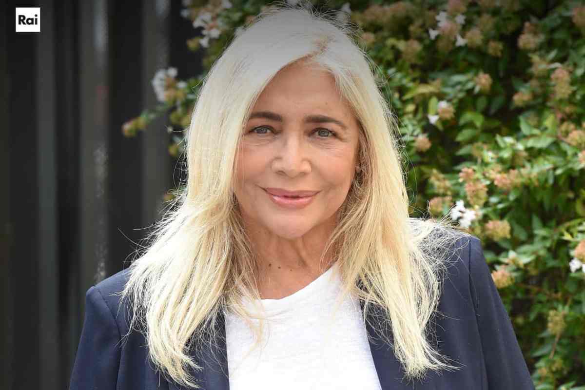 Domenica In, Mara Venier in lacrime nell’ultima puntata. Sul ritorno a settembre: “Chi vivrà vedrà”