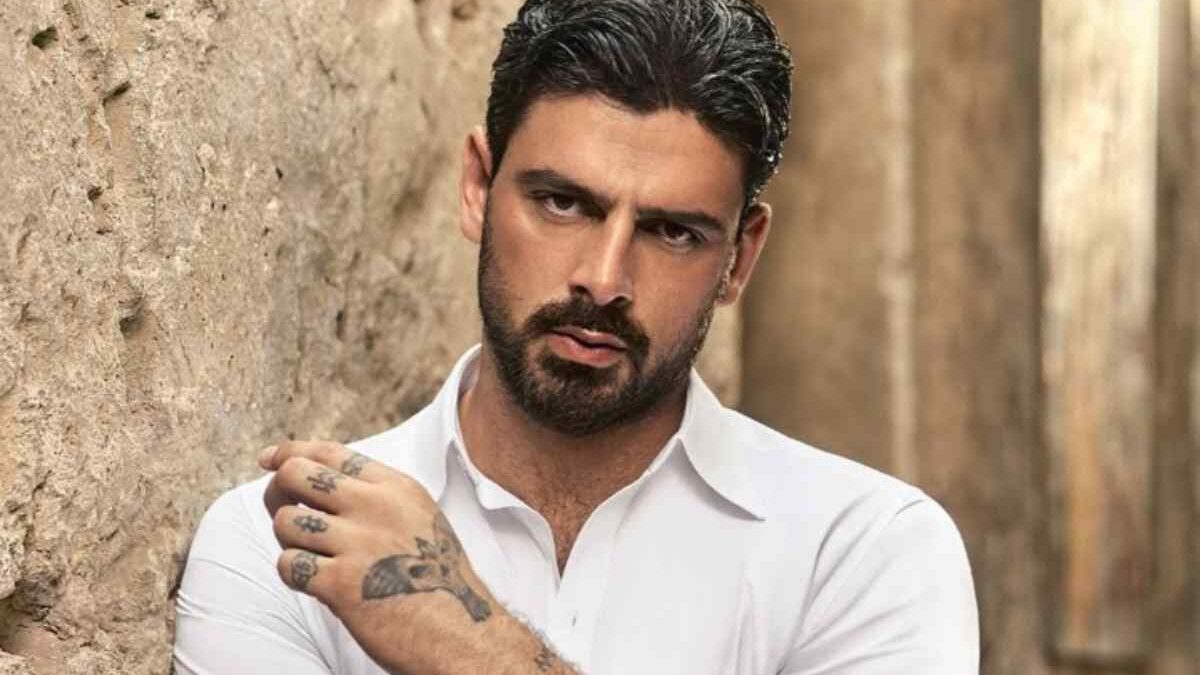 Michele Morrone: età, dove vive, fidanzata, studi, figli. Tutto sull’attore
