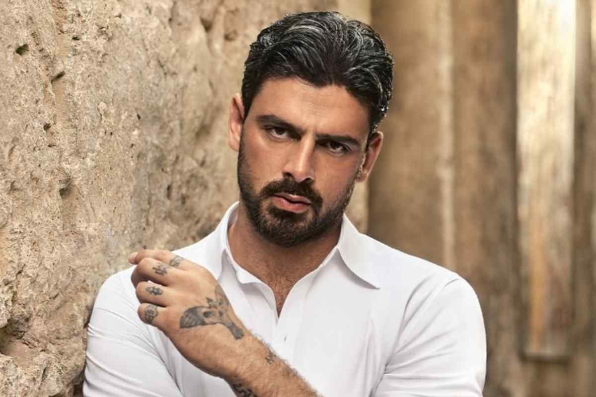 Michele Morrone: età, dove vive, fidanzata, studi, figli. Tutto sull’attore