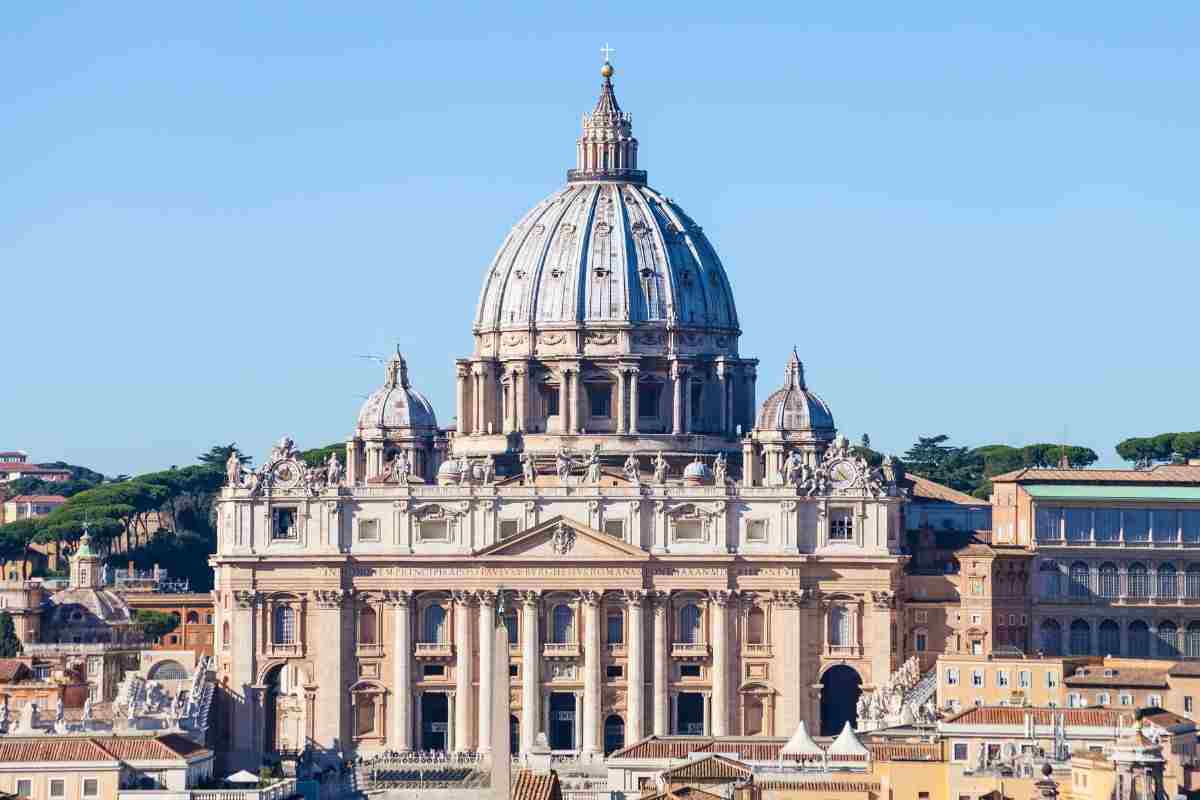 Fumata bianca, il Papa è stato eletto: programmazione tv stravolta