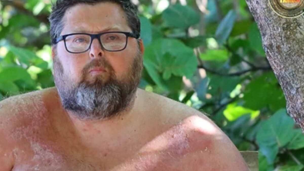 Via barba e capelli rasati a zero: la trasformazione di Mario Adinolfi all’Isola dei Famosi