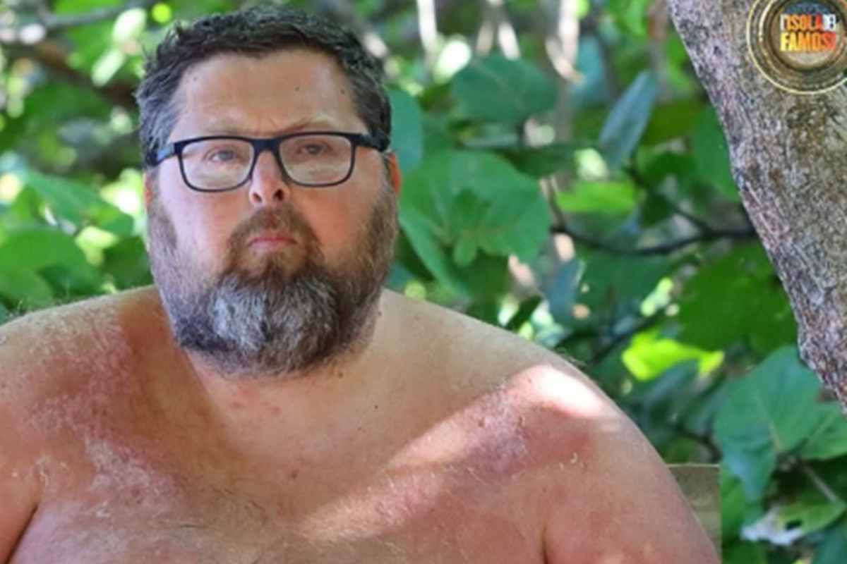 Via barba e capelli rasati a zero: la trasformazione di Mario Adinolfi all’Isola dei Famosi