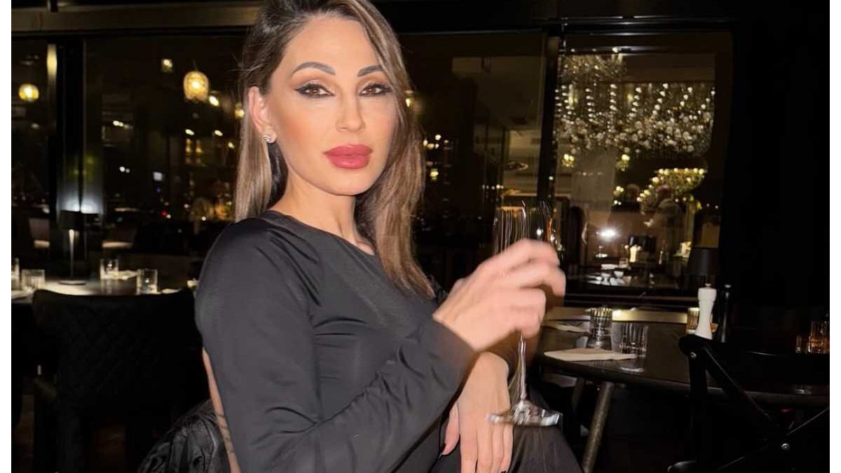 Anna Tatangelo è incinta, la foto con il pancino in vista: “Un nuovo inizio”. Chi è il fidanzato