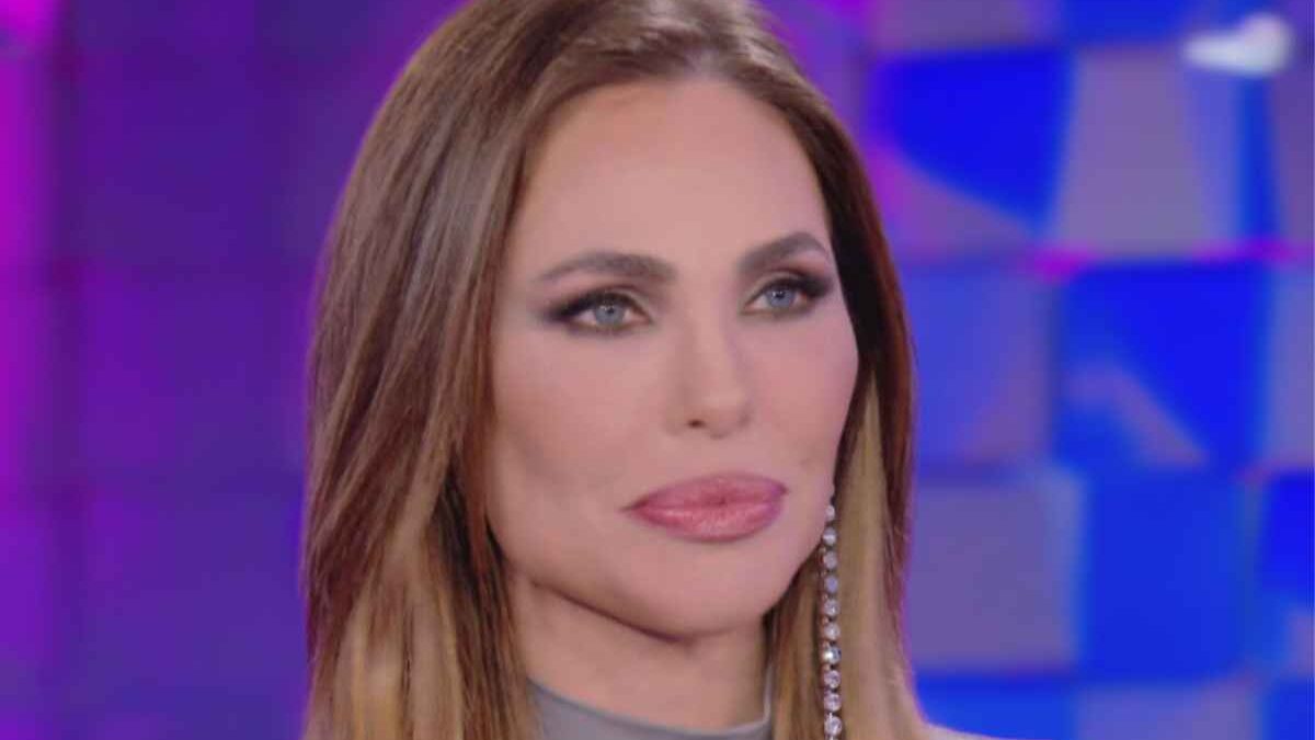 Ilary Blasi cambia look e torna bionda: la somiglianza con la figlia Chanel