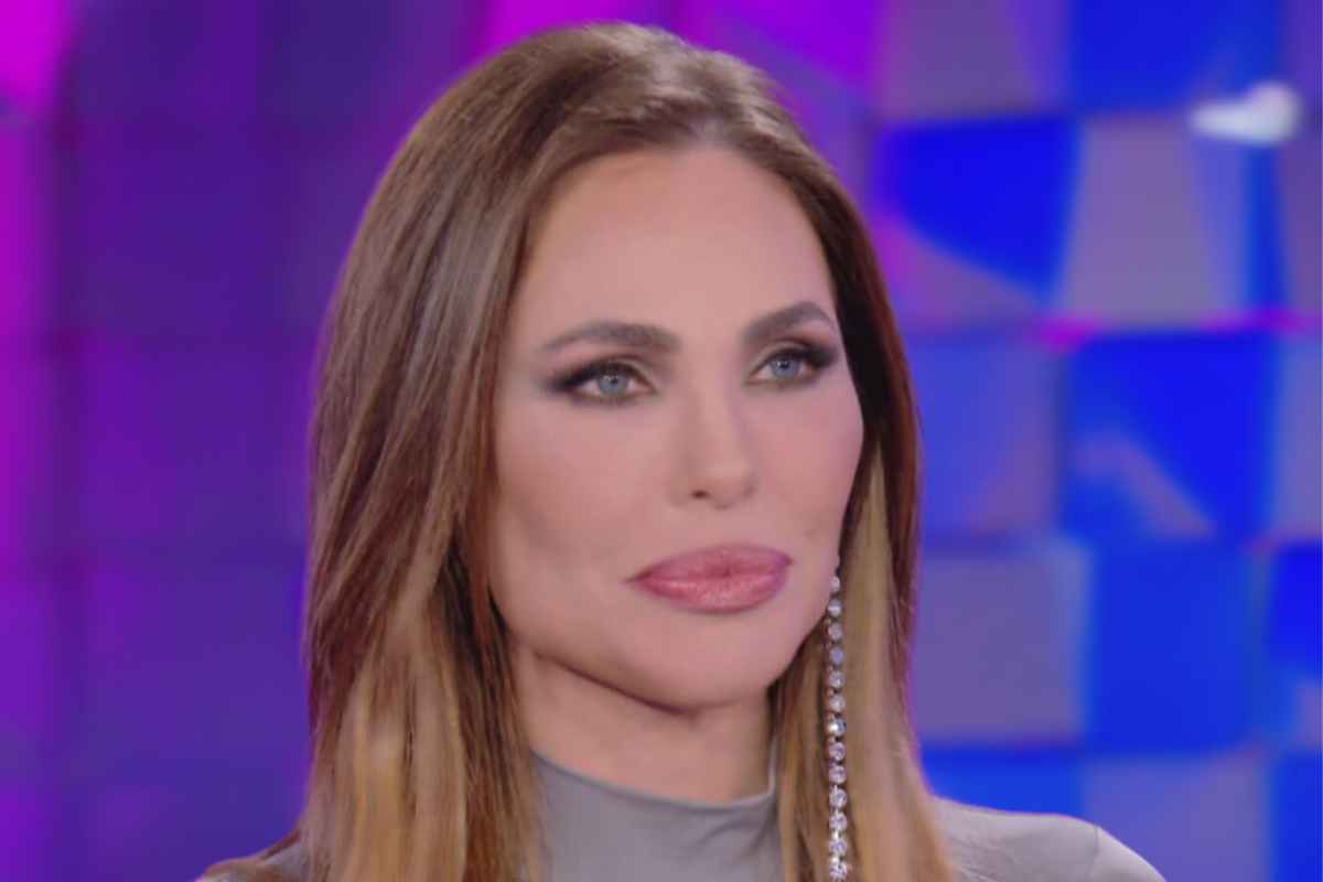 Ilary Blasi cambia look e torna bionda: la somiglianza con la figlia Chanel