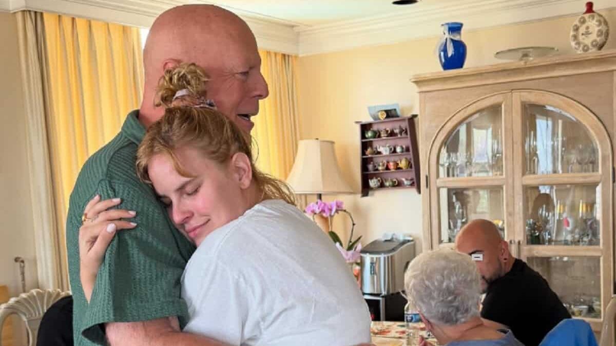 Bruce Willis riappare sui social: la malattia neurodegenerativa che sta consumando l’attore 70enne