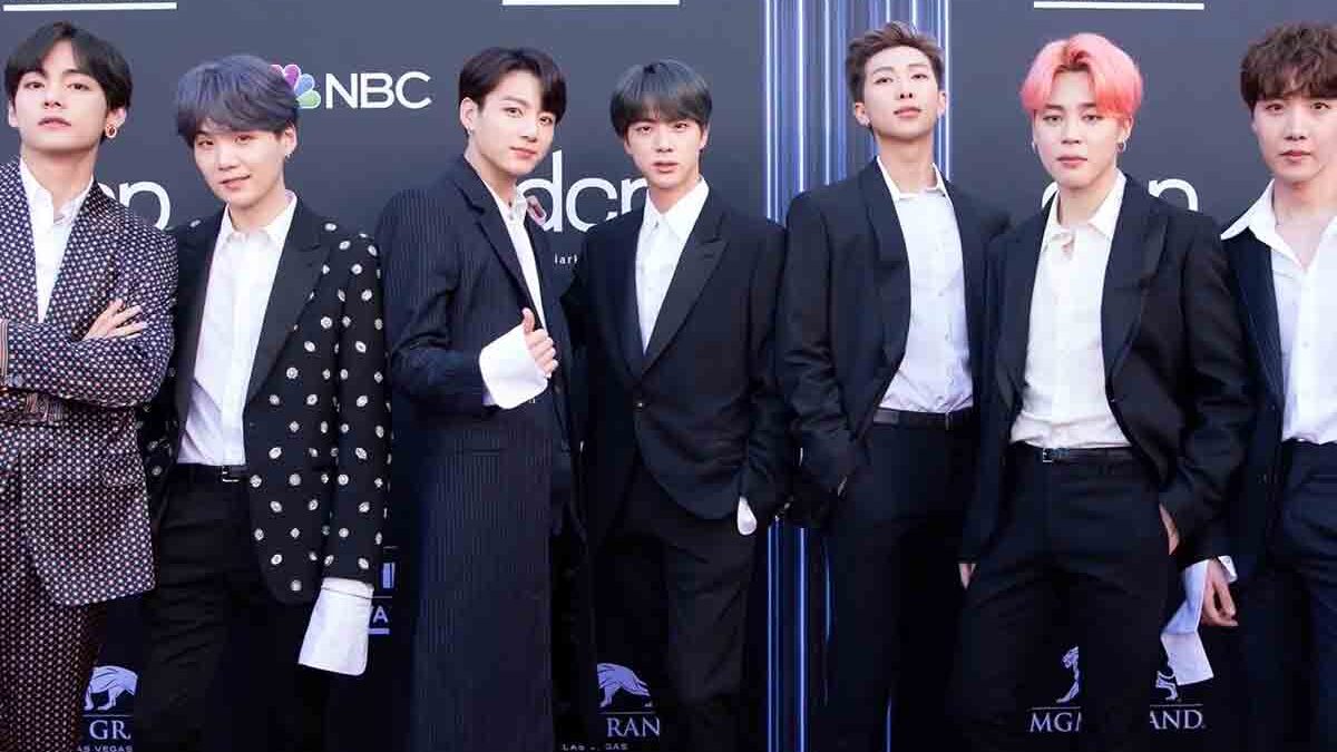 BTS, reunion vicina: J-Hope chiude il tour con Jin e Jungkook sul palco | Le immagini e il ritorno dopo il militare