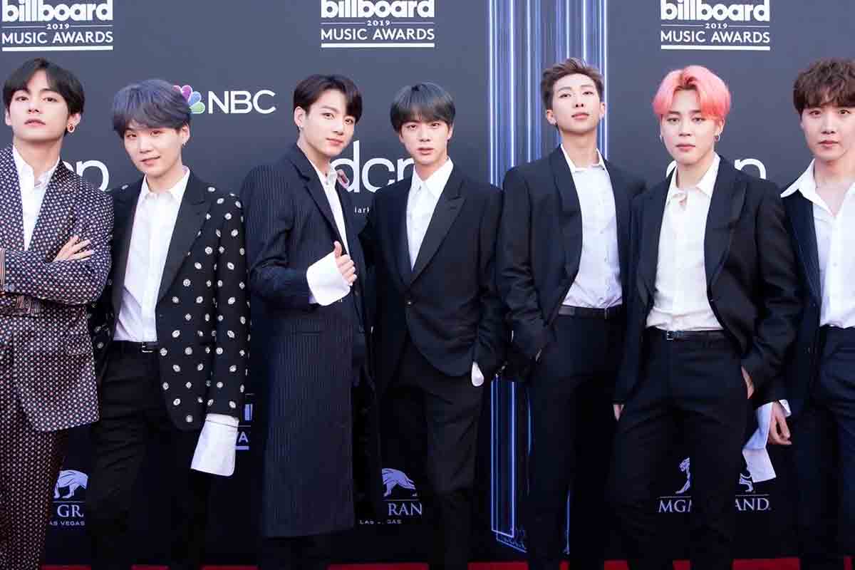 BTS, reunion vicina: J-Hope chiude il tour con Jin e Jungkook sul palco | Le immagini e il ritorno dopo il militare