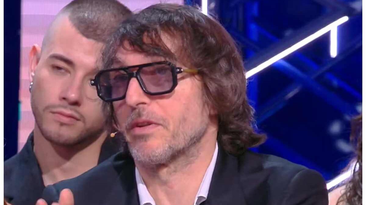 “Le mutande le cambi una o due volte a settimana?”. La risposta di Cruciani all’Isola dei Famosi
