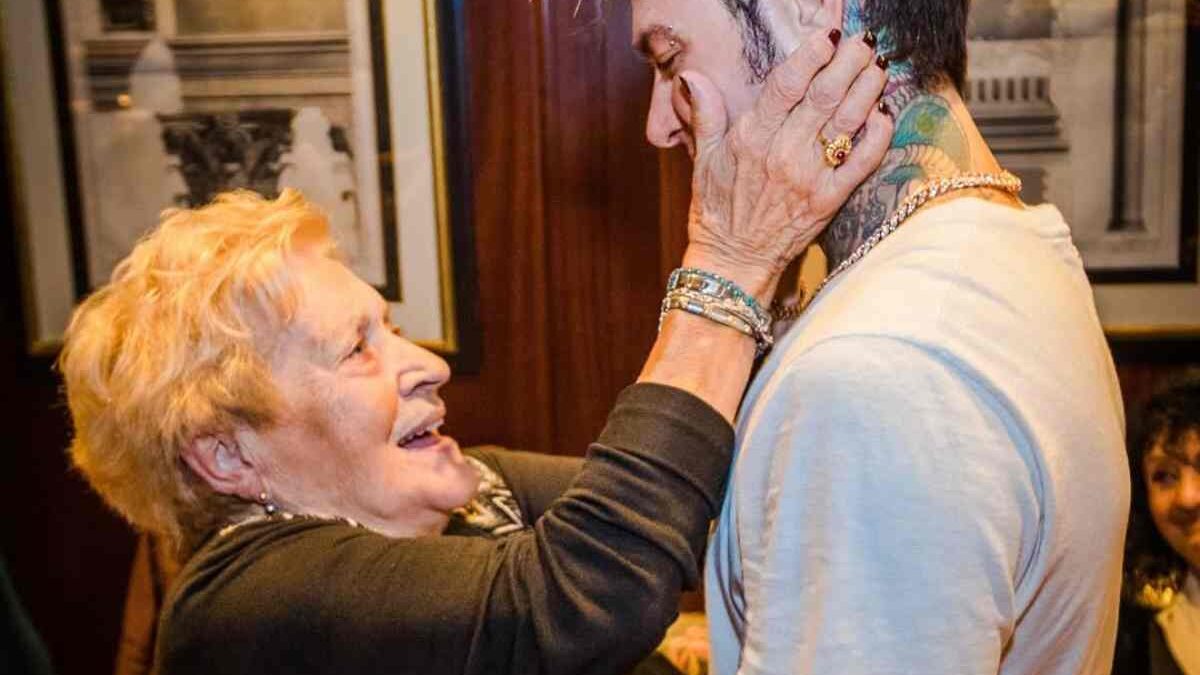 Fedez, lutto doloroso: è morta la nonna. Il messaggio del rapper