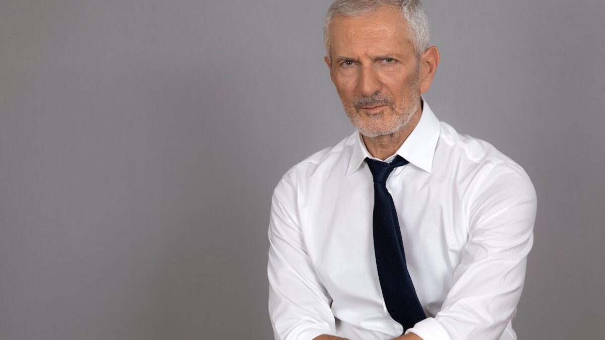 Dilemmi su Rai 3, intervista a Gianrico Carofiglio: “L’obiettivo è sovvertire ciò che si vede in tv. Parlare è la premessa per evitare la violenza”