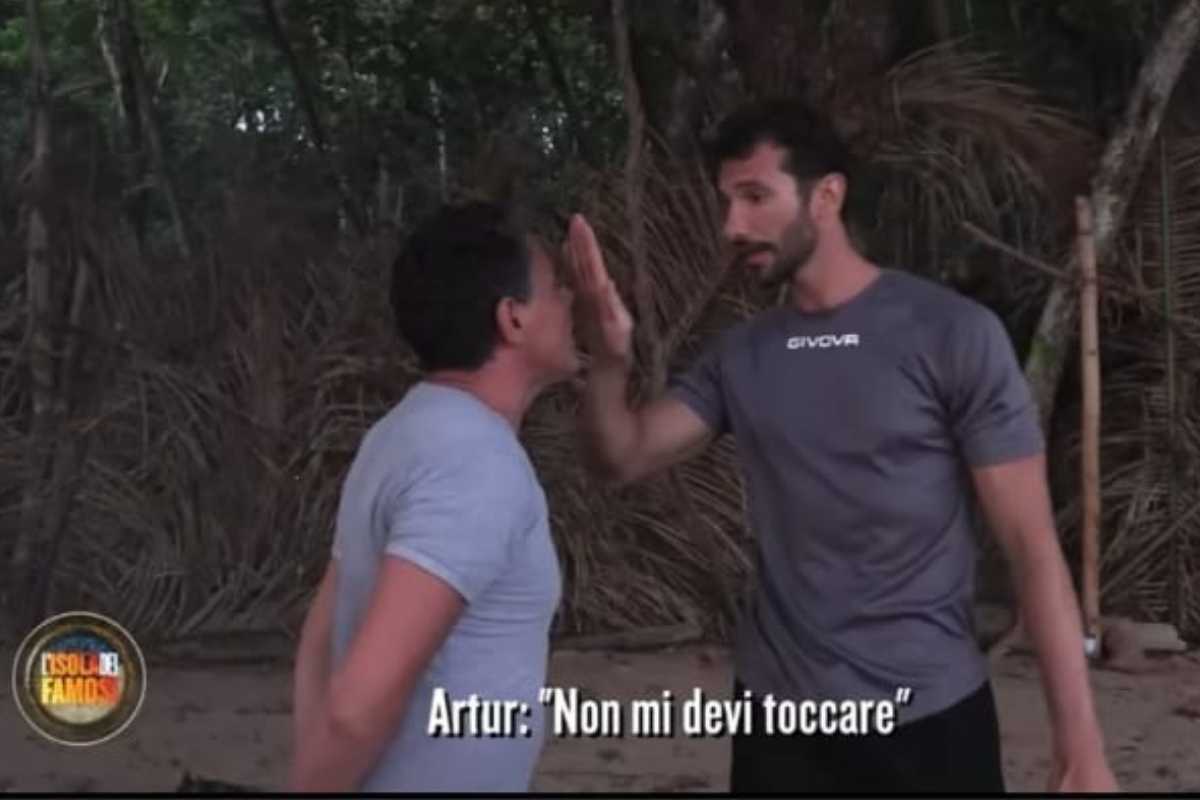benigno contro artur isola famosi