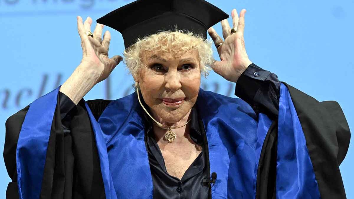 Laurea e standing ovation alla Statale per la Laurea a Ornella Vanoni: “Eppure sono una cialtrona…”
