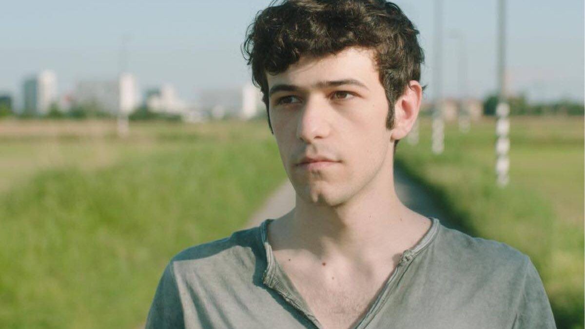 Più di ieri, intervista all’attore Luca Di Sessa: “Ogni volta è un decostruire sé stessi e costruirsi per dare vita a qualcun altro. In questo film c’è tanta umanità”