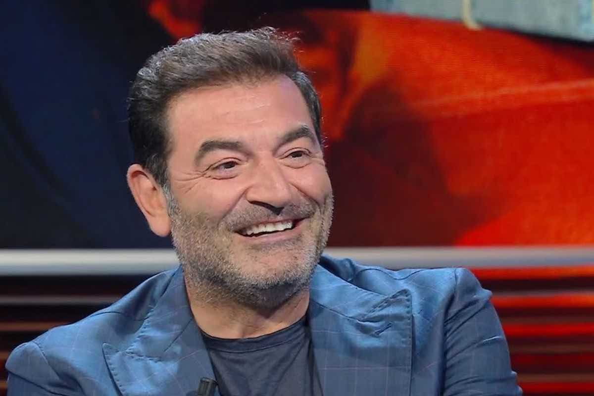Max Giusti passa a Mediaset: il comunicato ufficiale. Tutto sul conduttore