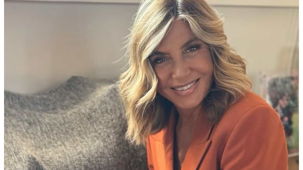 Myrta Merlino sirenetta a Capri: il primo bagno in barca con Tardelli, le foto