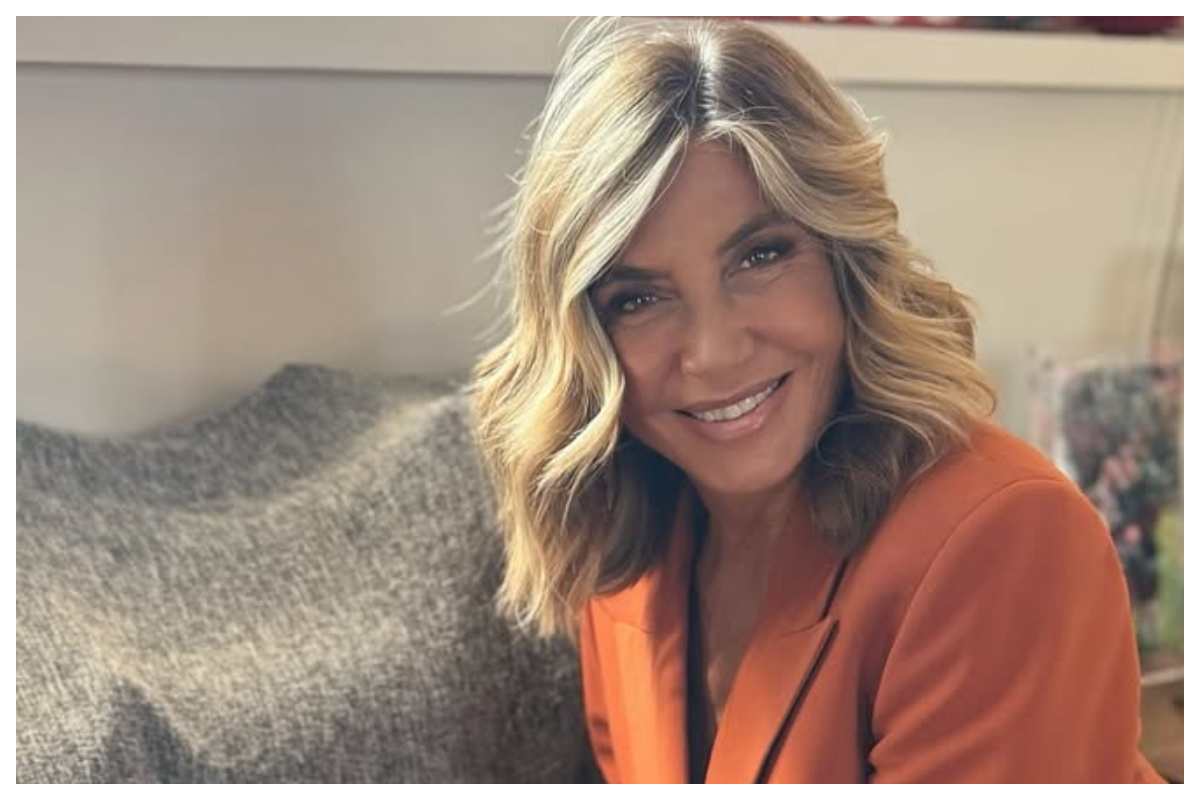 Myrta Merlino sirenetta a Capri: il primo bagno in barca con Tardelli, le foto