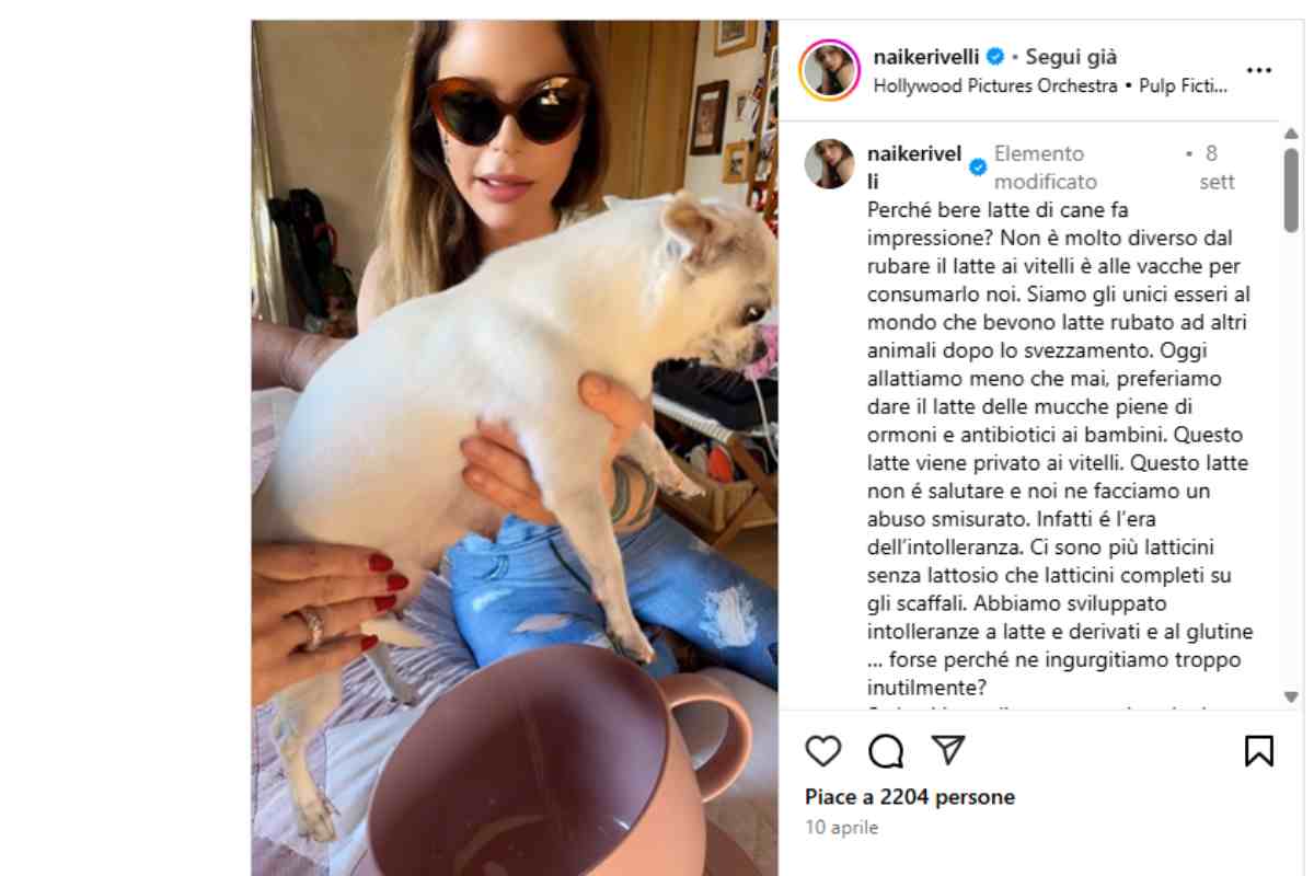 Naike Rivelli munge il cane