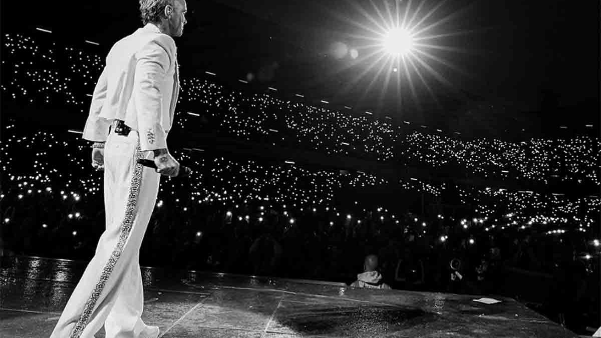Robbie Williams è tornato, il king of entertainment in tutto il suo splendore