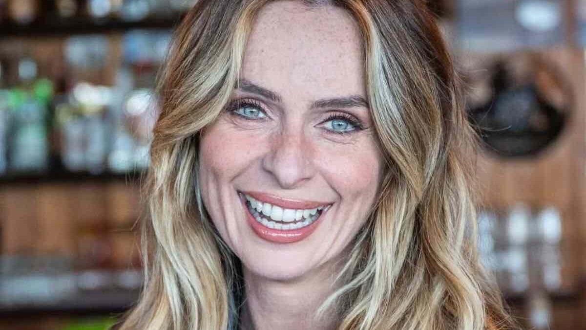 Come si è vestita Serena Autieri per la cresima della figlia: eccole bellissime. L’attrice elegantissima
