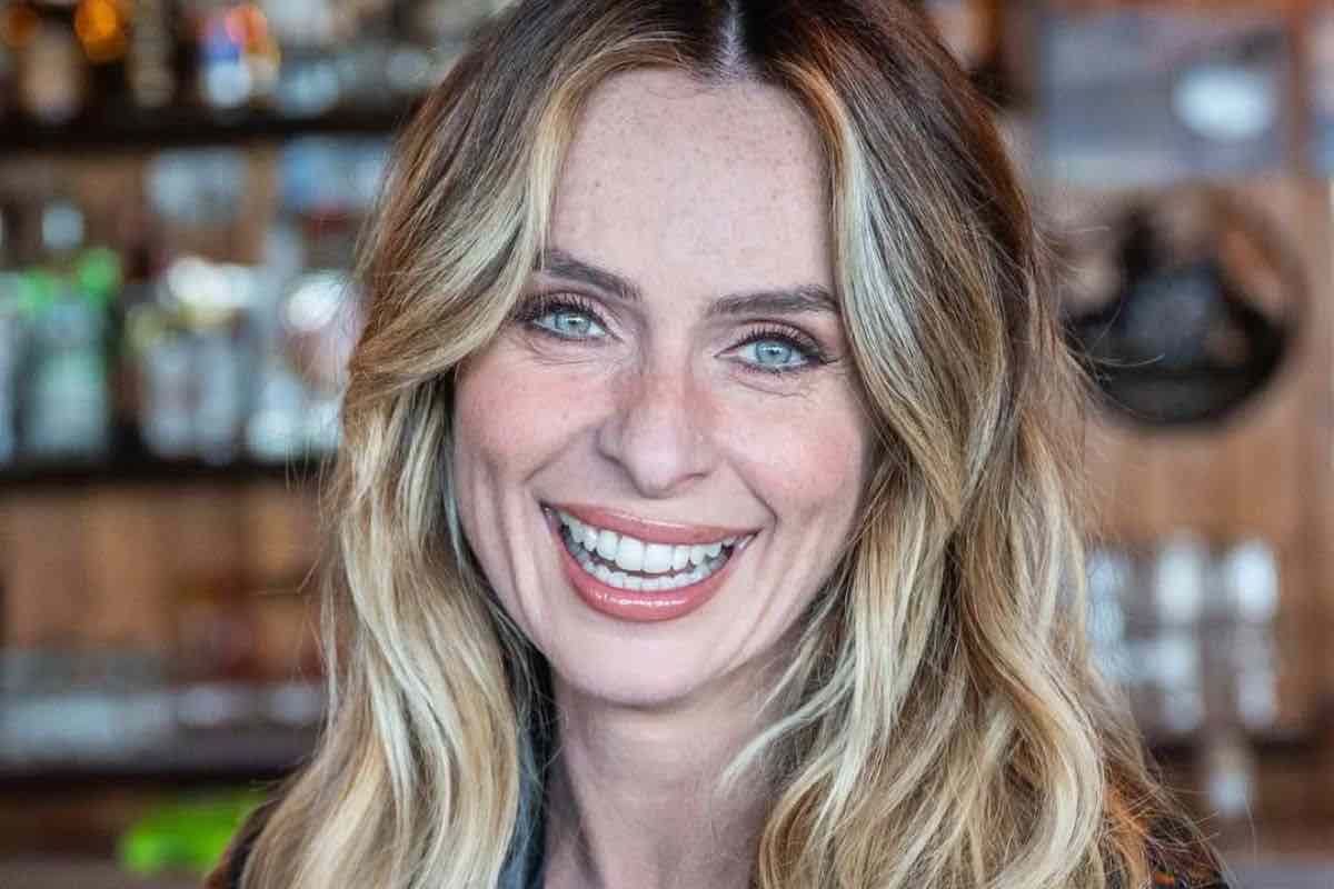 Come si è vestita Serena Autieri per la cresima della figlia: eccole bellissime. L’attrice elegantissima