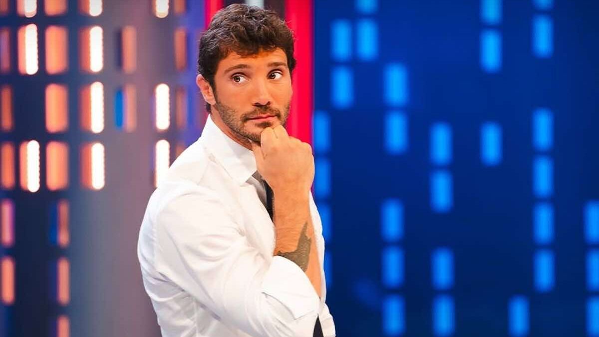 “A settembre potrei non esserci io”. Affari Tuoi, il conduttore spiazza il pubblico, la battuta di Stefano de Martino