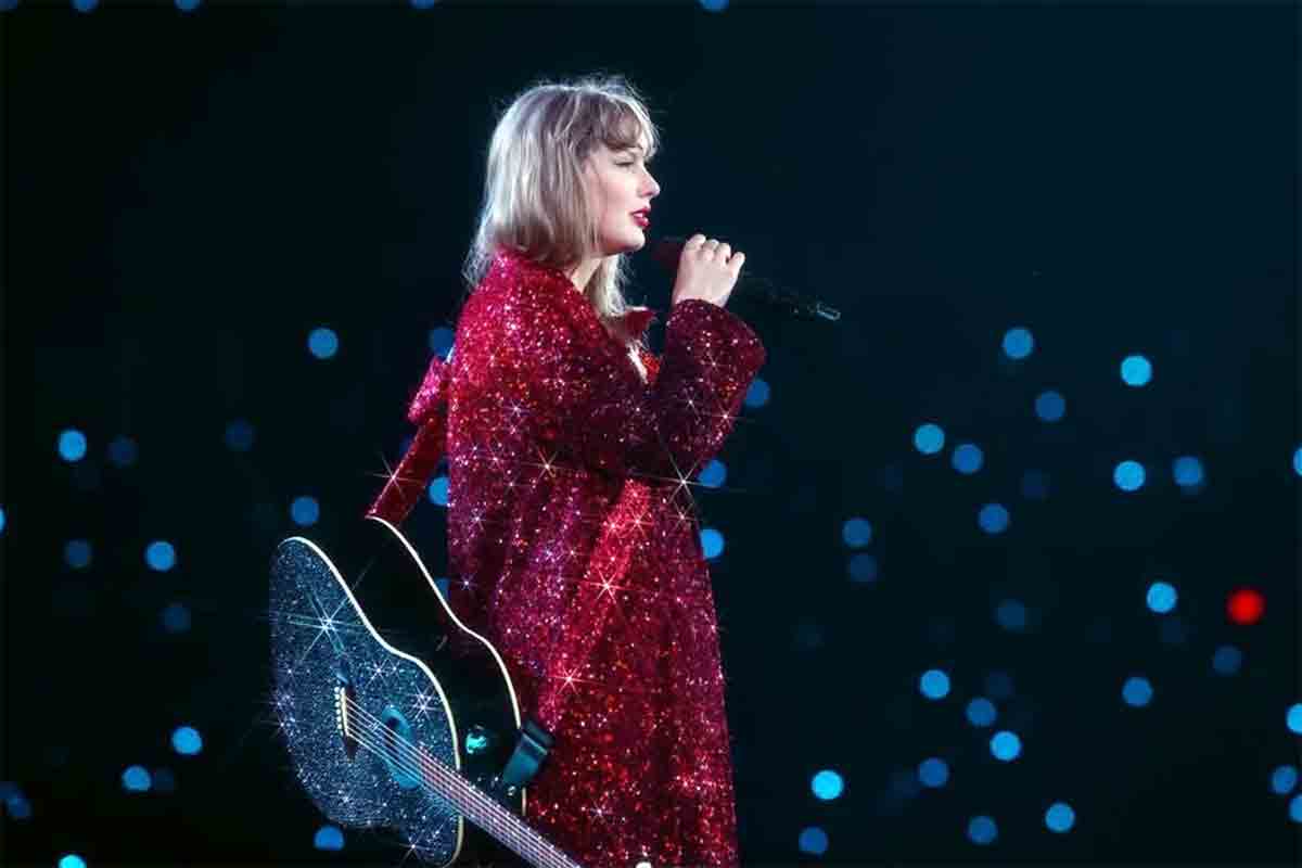 Taylor Swift, bonus da 197 milioni a ballerini, musicisti e camionisti dell’Eras Tour | Il gesto nella docuserie e le polemiche sul racconto
