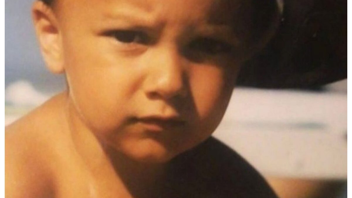 Qui bimbo tenerissimo, oggi uno dei cantanti italiani più amati: riuscite a capire chi è?