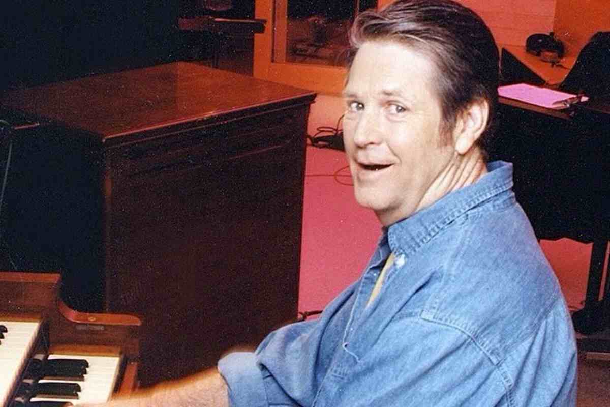 Brian Wilson, il padre violento, le droghe, le malattie: tutto sul genio dei Beach Boys che si allontanò troppo presto dalle scene