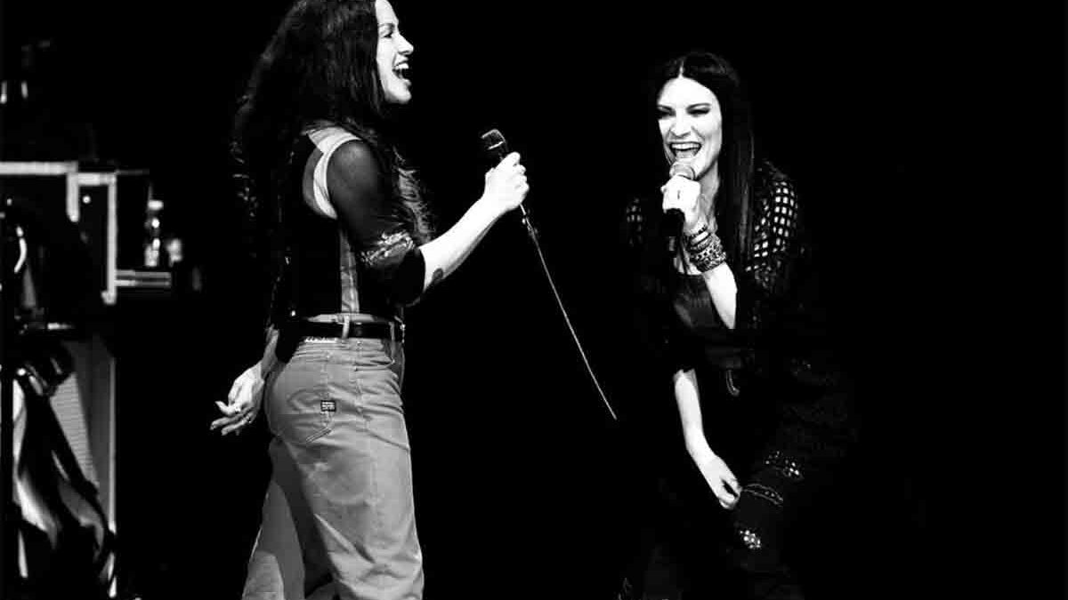 Alanis Morissette e Laura Pausini, emozioni al Roma Summer Fest: il duetto a sorpresa sulle note di “Ironic” | VIDEO