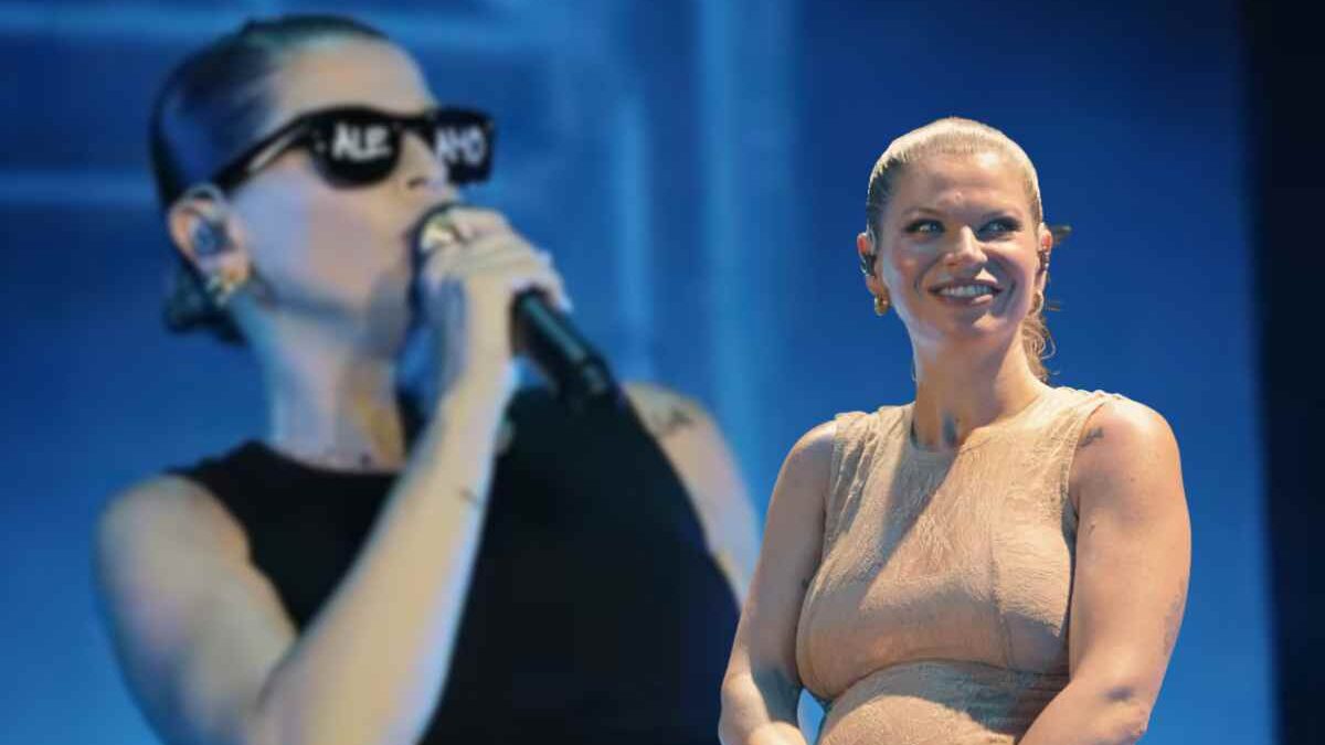 Alessandra Amoroso, è successo sul palco: la cantante interrompe il concerto e cancella le ultime date del tour.