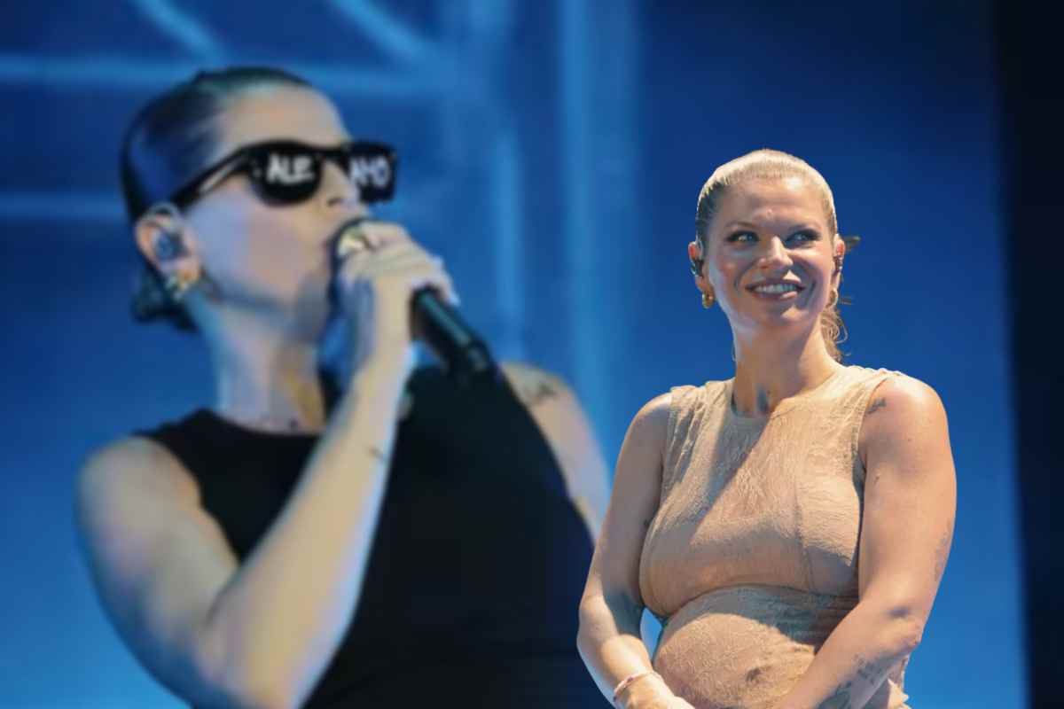 Alessandra Amoroso, è successo sul palco: la cantante interrompe il concerto e cancella le ultime date del tour.