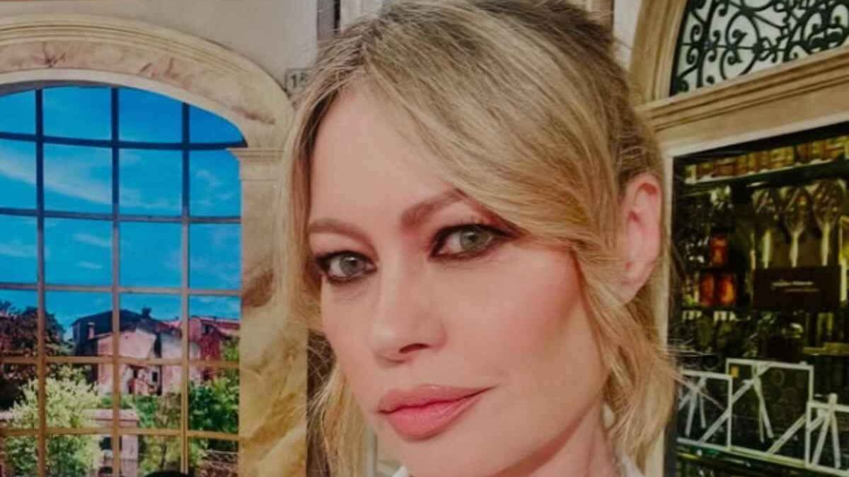 Anna Falchi: età, marito e figli, ex compagno, laurea, dove vive. Tutto sulla conduttrice Rai