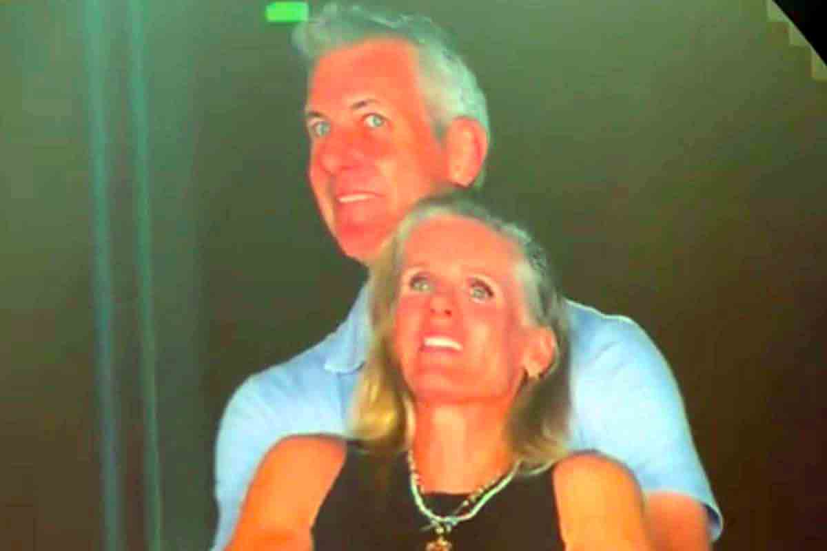 I  Coldplay, la Kiss Cam e lo scandalo che ha travolto un CEO tech: cosa è successo davvero