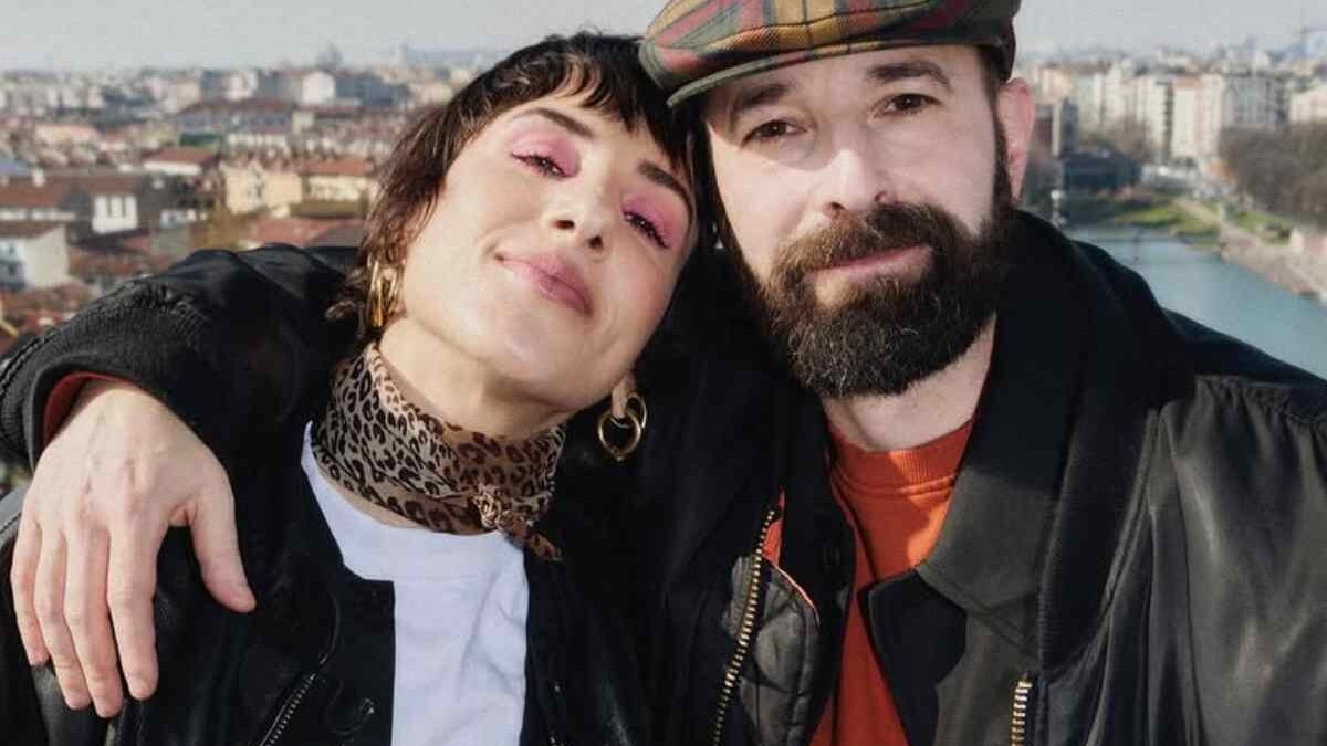 Crisi d’amore sul palco: i Coma_Cose verso l’addio? Spunta il bacio che fa tremare i fan