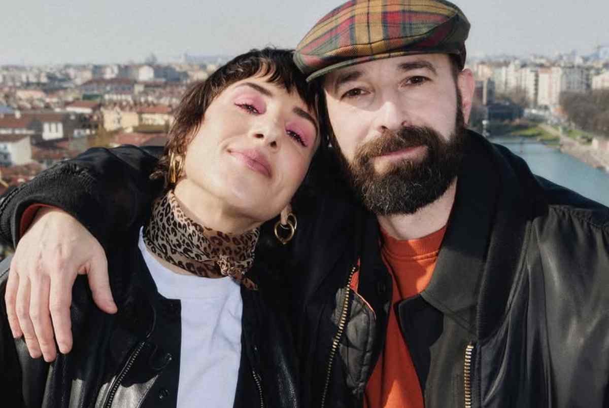 Crisi d’amore sul palco: i Coma_Cose verso l’addio? Spunta il bacio che fa tremare i fan