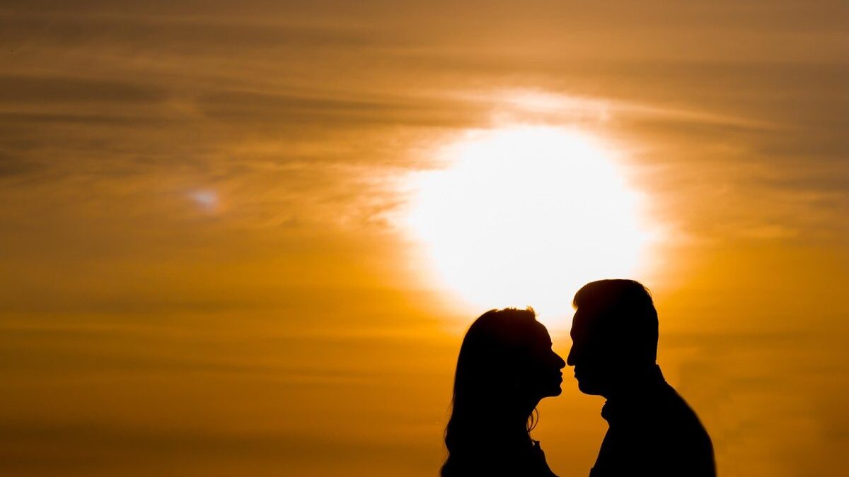 Oroscopo, agosto porta amore e la passione: questi due segni vivranno una storia indimenticabile