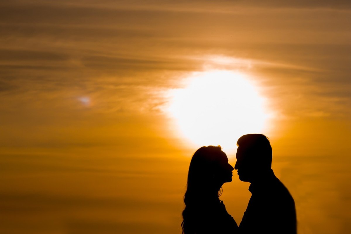 Oroscopo, agosto porta amore e la passione: questi due segni vivranno una storia indimenticabile