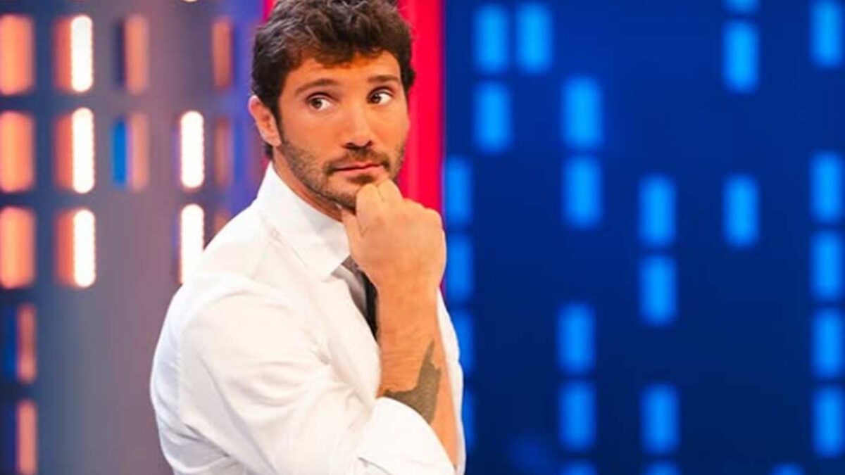 Single o fidanzato? Stefano de Martino (finalmente) rompe il silenzio: la verità del conduttore