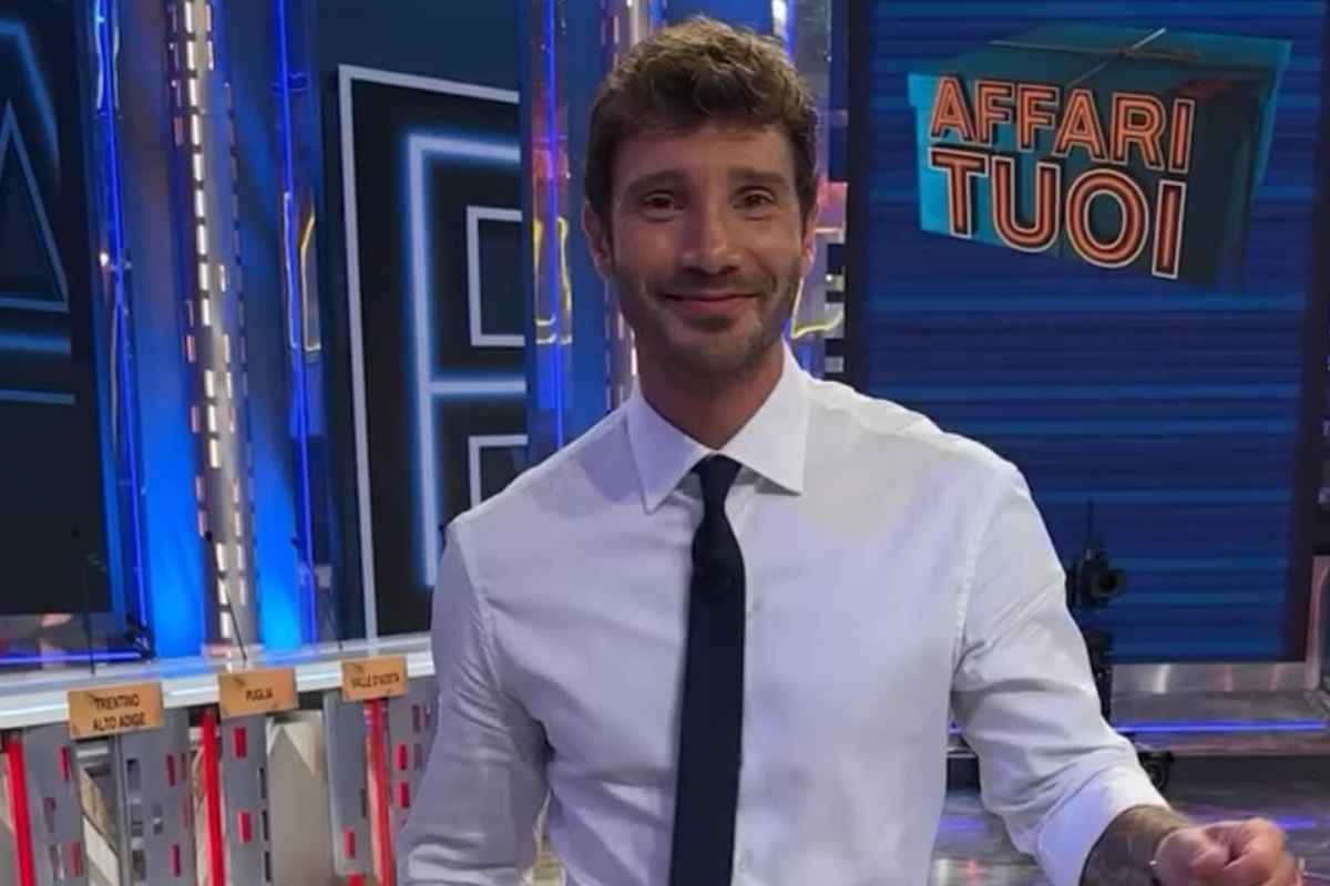 de martino affari tuoi quanto guadagna